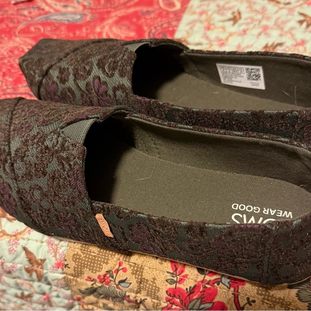 NWT TOMS Brocade Shoes Sz 8